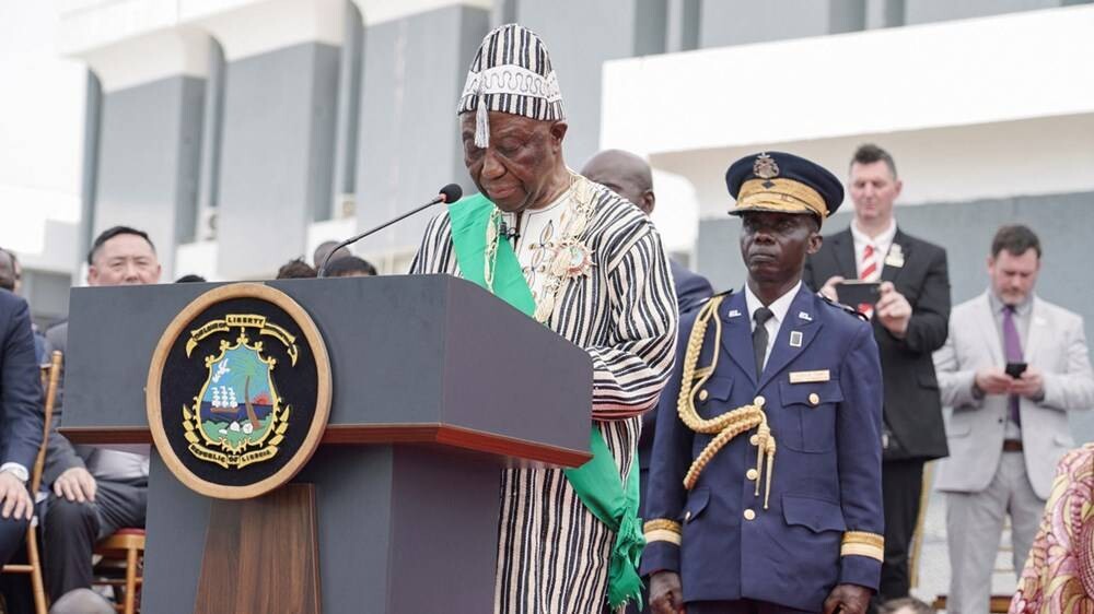 Президент Либерии сократил свою зарплату на 40% для борьбы с бедностью и коррупцией